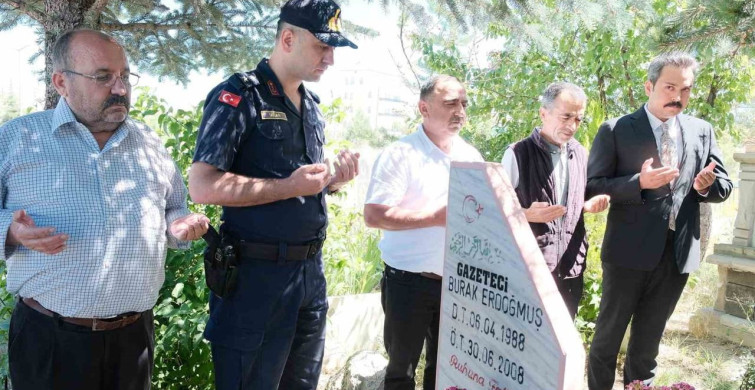 Trafik kazasında hayatını kaybeden genç gazeteci burak erdoğmuş mezarı başında anıldı