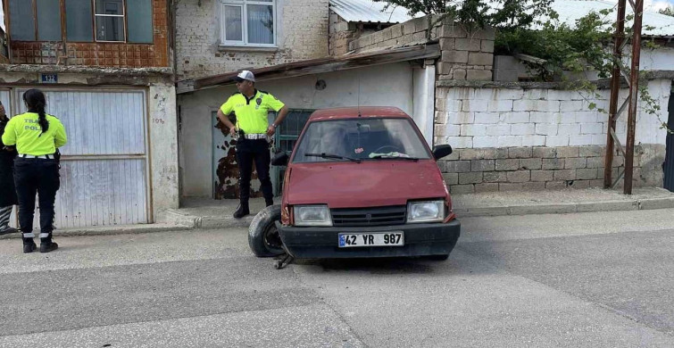 Trafik uygulamasından kaçmaya çalışan sürücü duvara çarptı