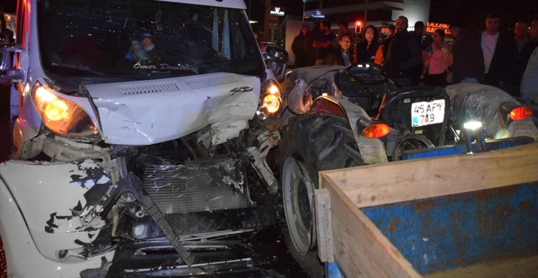 Traktör ve Çekici Kamyonet Çarpıştı: 3 Yaralı