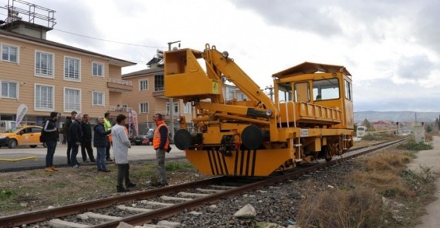 Tren Çekicisi Raylardan Geçen Kadına Çarptı: 1 Ölü
