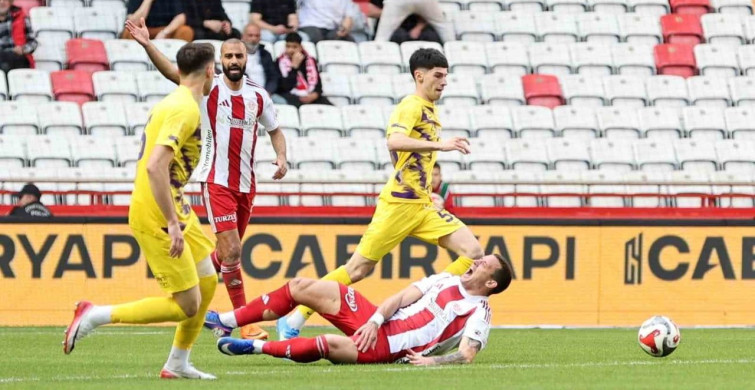 Trendyol Süper Lig: Antalyaspor ve Eyüpspor Golsüz Beraberlikle İlk Yarıyı Tamamladı