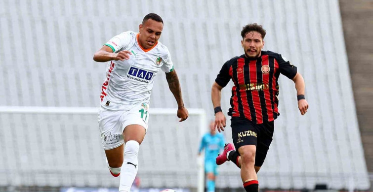 Trendyol Süper Lig: Fatih Karagümrük 0 - 1 Corendon Alanyaspor (İlk Yarı)
