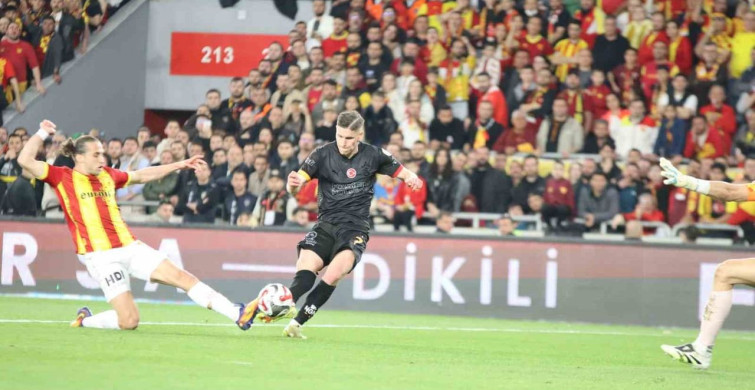 Trendyol Süper Lig: Göztepe 0 - Galatasaray 2 (İlk Halbide Meşin Yuvarlak Ağlarda)