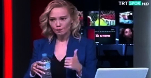 TRT Spikerinin Darbe Metnini Okumadan Önceki Görüntüleri
