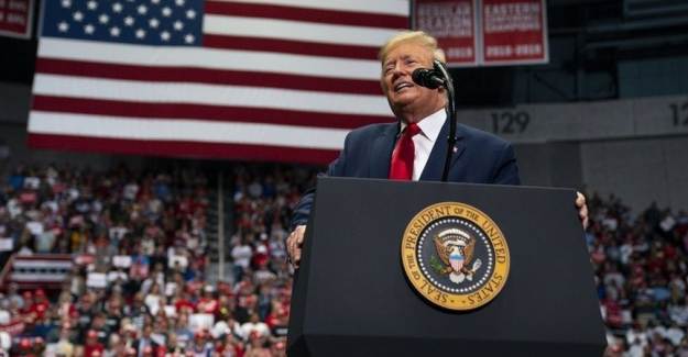 Trump ve Biden Kozlarını Paylaşıyor