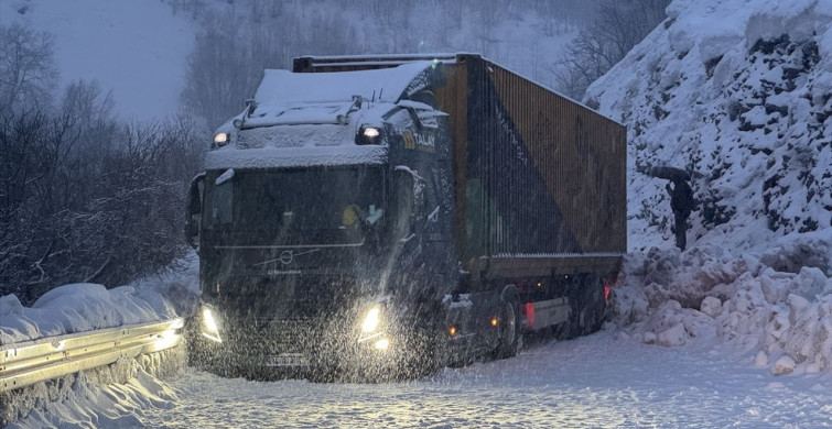 Tunceli Ovacık'ta Kar Yağışı Ulaşımı Olumsuz Etkiledi