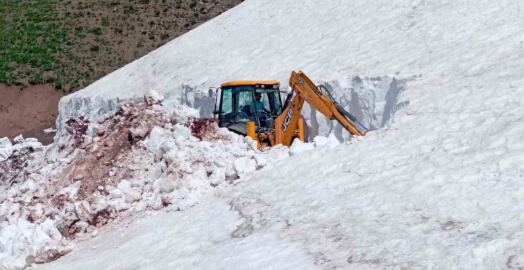 Tunceli'de Haziran Ayında Karla Mücadele Devam Ediyor