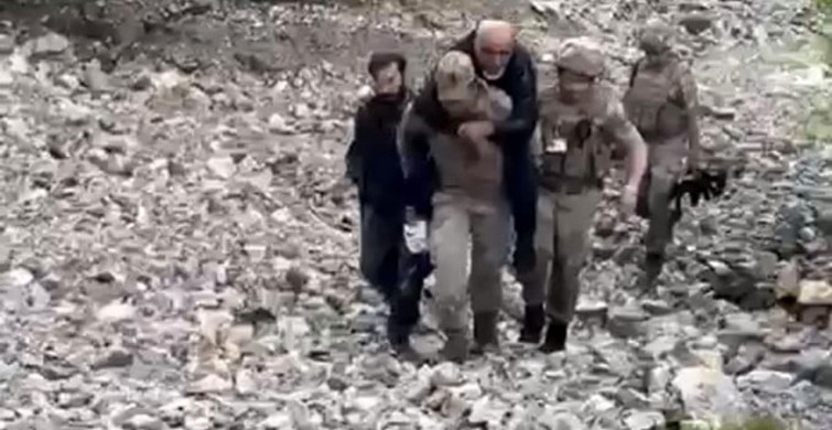Tunceli'de Jandarma Vatandaşı Sırtında Taşıdı