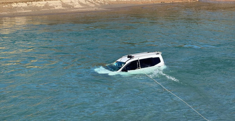 Tunceli'de Munzur Çayı'na Düşen Araçtan Sürücü Kurtarıldı