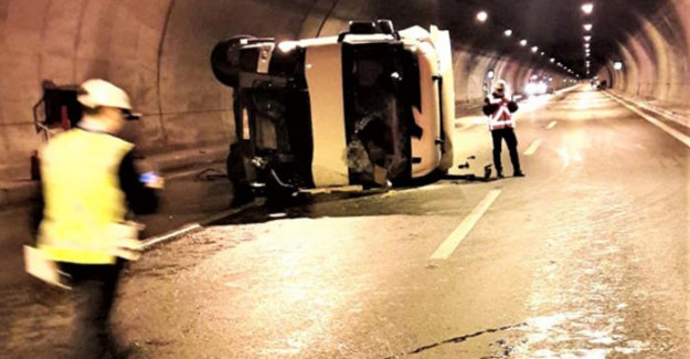 Tünelde Devrilen TIR Ulaşımı Felç Etti 