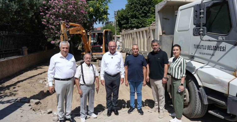Turgutlu'da halı saha yenileme çalışmaları sürüyor