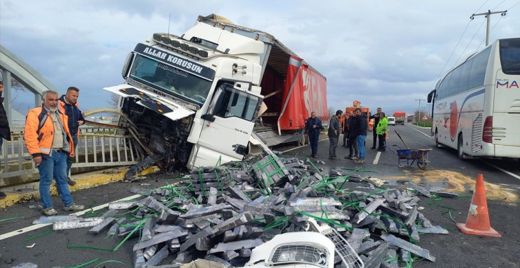 Turgutlu'da Tır Kaza Yaptı: Sürücü Yaralandı