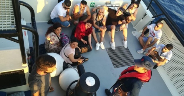Turist Kılığına Girerek Kaçmaya Çalışan Göçmenler Yakalandı