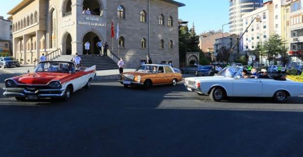 Turizm Filmleri Festivali’ne Klasik Otomobiller Eşlik Etti