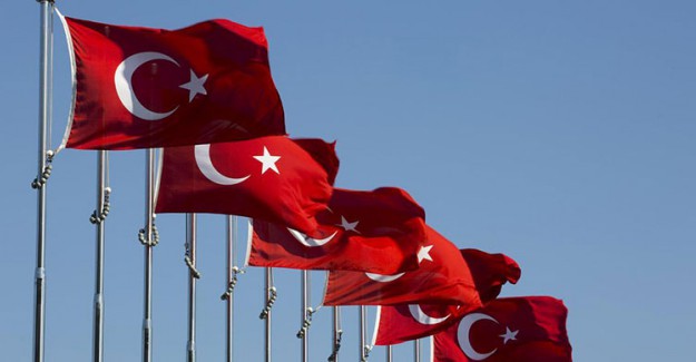 Türk Bayrağına Çirkin Saldırı!