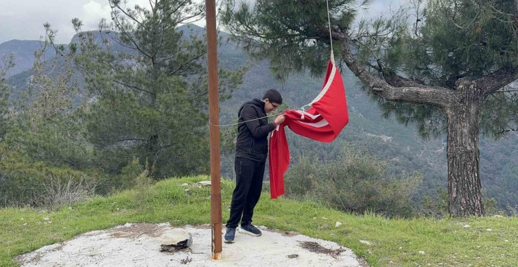 Türk Bayrağına Saygı: Öğrenciden Anlamlı Davranış