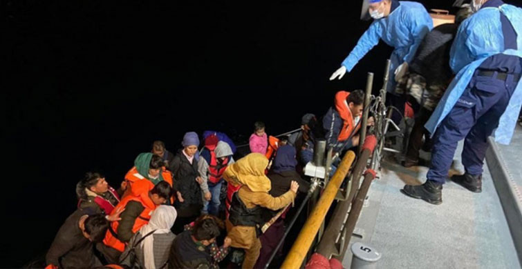 Türk Karasularına İtilen 56 Düzensiz Göçmen Kurtarıldı