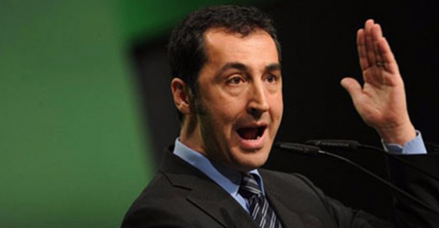Türk Kızı Cem Özdemir'i 'Erdoğan' Sorusuyla Terletti!