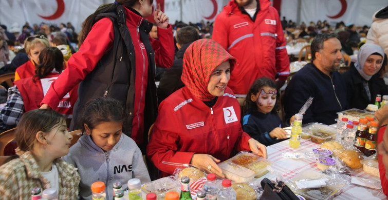 Türk Kızılay Başkanı Yılmaz, Hatay'da Depremzedelerle İftar Yaptı