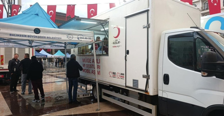 Türk Kızılay Sındırgı'da Depremzedelere Beslenme Desteği Sağlıyor Türk Kızılay Sındırgı'da Depremzedelere Beslenme Desteği Sağlıyor