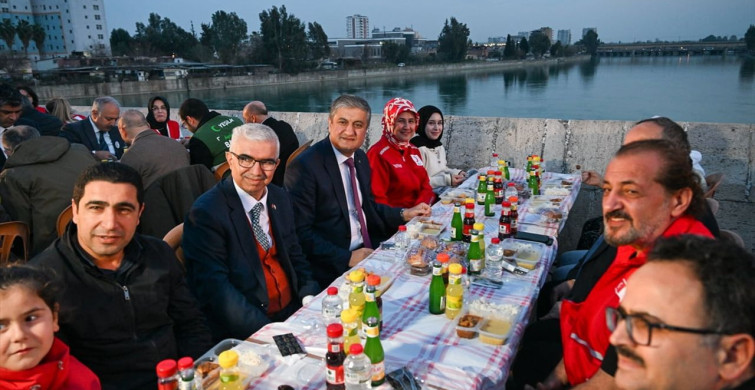 Türk Kızılay'dan Adana'da İftar Programı