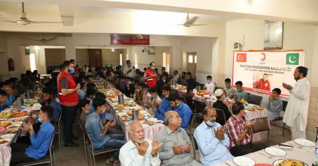 Türk Kızılayı Şehit Personeli İçin Pakistan'da Yetimlere Yemek Dağıtıldı