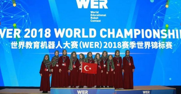 Türk Öğrenciler Bayrağımızı Çin'de Dalgalandırdı