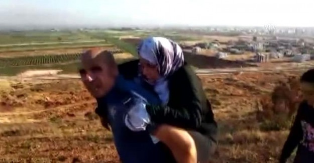 Türk Polisinden İnsanlık Dersi! 2 Kilometre Sırtında Taşıdı!