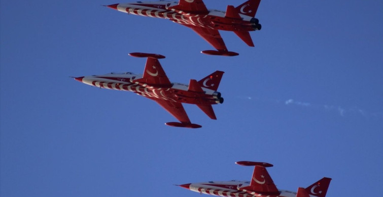 Türk Yıldızları Bandırma'da Gösteri Uçuşu Gerçekleştirdi