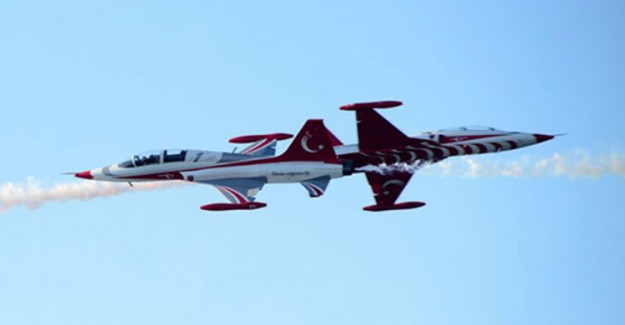 Türk Yıldızları'ndan KKTC'de Gövde Gösterisi