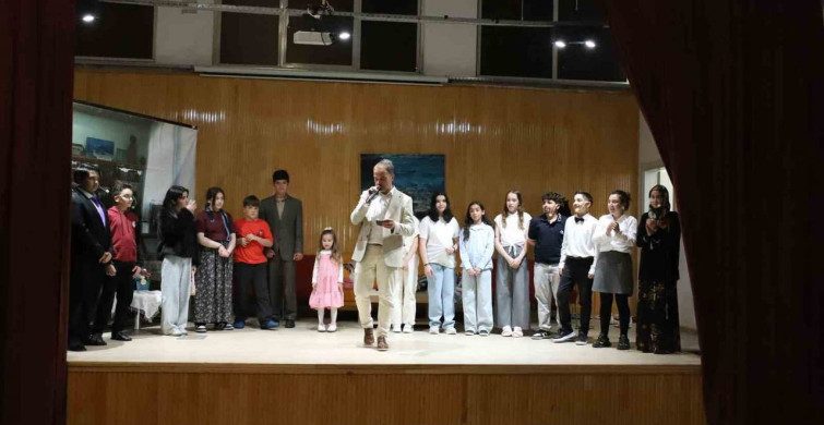 Türkeli'de "Çatlak Aile" Tiyatro Gösterimi Yapıldı