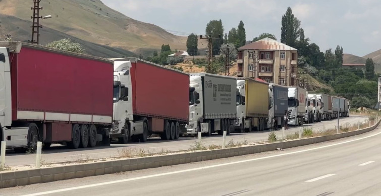 Türkiye-İran sınırında oluşan tır kuyrukları 5 kilometreye ulaştı