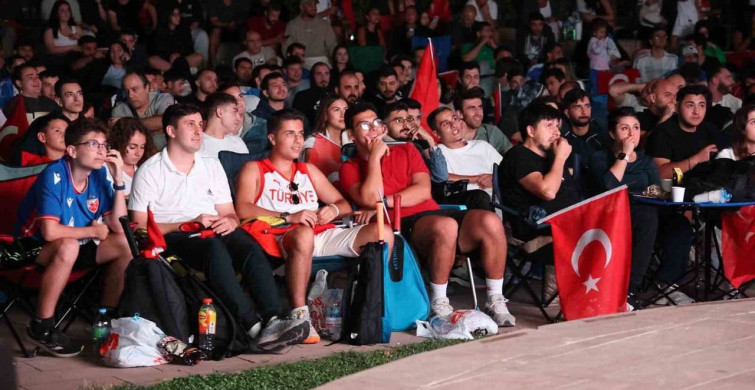 Türkiye Kadın Voleybol Takımı Ataşehir'de Dev Ekranda