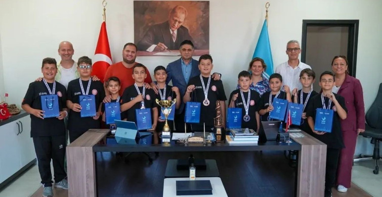 Türkiye üçüncüsü halk oyunları ekibinden başkan Acar’a ziyaret