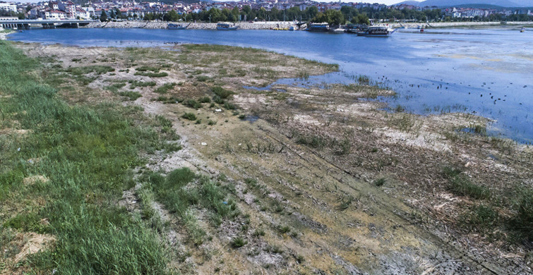 Türkiye’deki En Büyük Tatlı Su Gölünde Sular 150 Metre Çekildi!