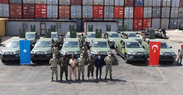 Türkiye'den Somali'ye 12 Arazi Aracı Teslimatı