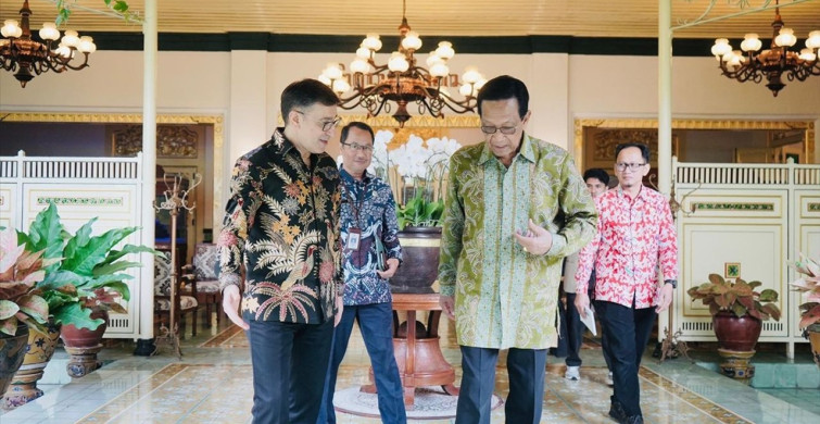 Türkiye'nin Cakarta Büyükelçisi Küçükcan, Yogyakarta Sultanı ile Görüştü