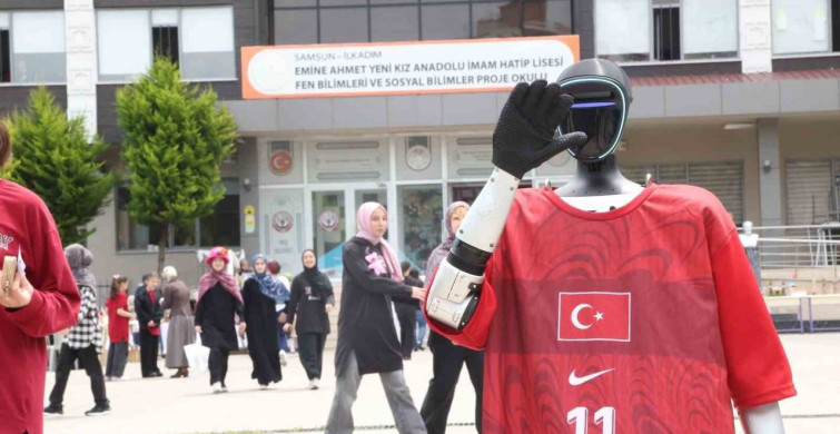 Türkiye'nin nüfusa kayıtlı robotu canikman lise öğrencileriyle buluştu