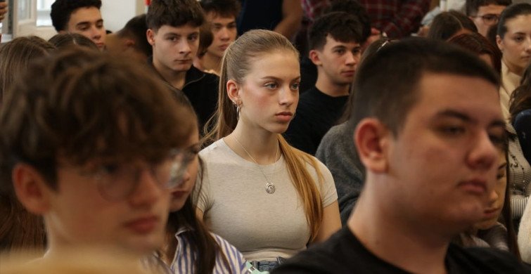 Türkiye'nin Sofya Büyükelçisi Uyanık, Bulgar Liselilerle Bir Araya Geldi