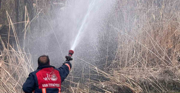 Tuşba'da Sazlık Alanında Yangın Kontrol Altına Alındı