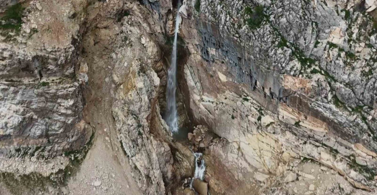 Tut İlçesindeki Şelaleler Kış Mevsiminde Coştu