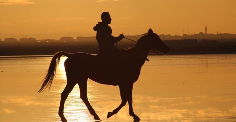 Tuz Gölü'nde Büyüleyici Gün Batımı