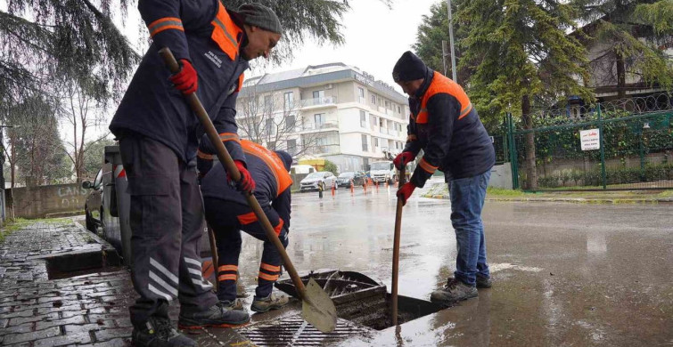Tuzla Belediyesi'nden Şiddetli Yağışlara Karşı Önlem: 100 Personel ve 40 Araçla Müdahale