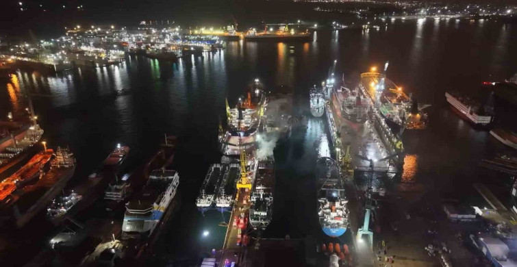 Tuzla'da Kuru Yük Gemisinde Yangın Çıktı