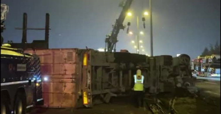 Tuzla'da Lastiği Patlayan Tır Devrildi: TEM Otoyolu'nda Trafik Sıkışıklığı