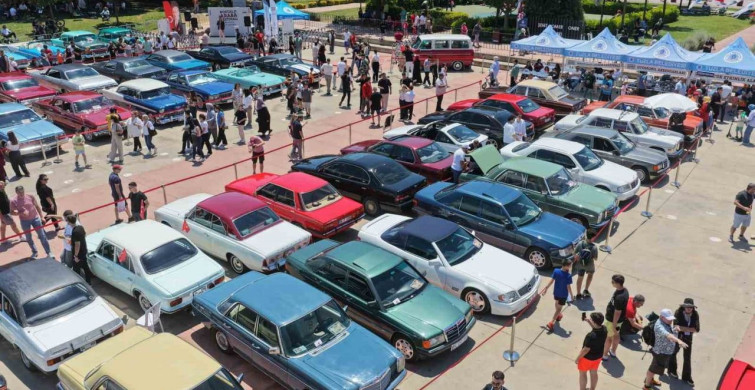 Tuzla’da nostalji rüzgarı: klasik otomobiller sahilde buluştu