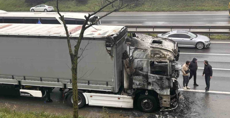 Tuzla'da Yangın Korkuttu: Seyir Halindeki Tır Alev Alev Yandı