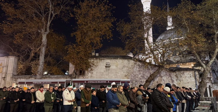 Üç Ayların Başlangıcı Eyüp Sultan Camisi'nde Dualarla Kutlandı