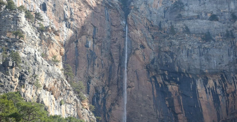 Uçansu Şelalesi: Yılın Bir Ayı Doğa Tutkunlarını Ağırlıyor
