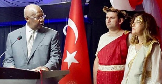 Uganda Büyükelçisinin Fotoğrafı Tepki Topladı